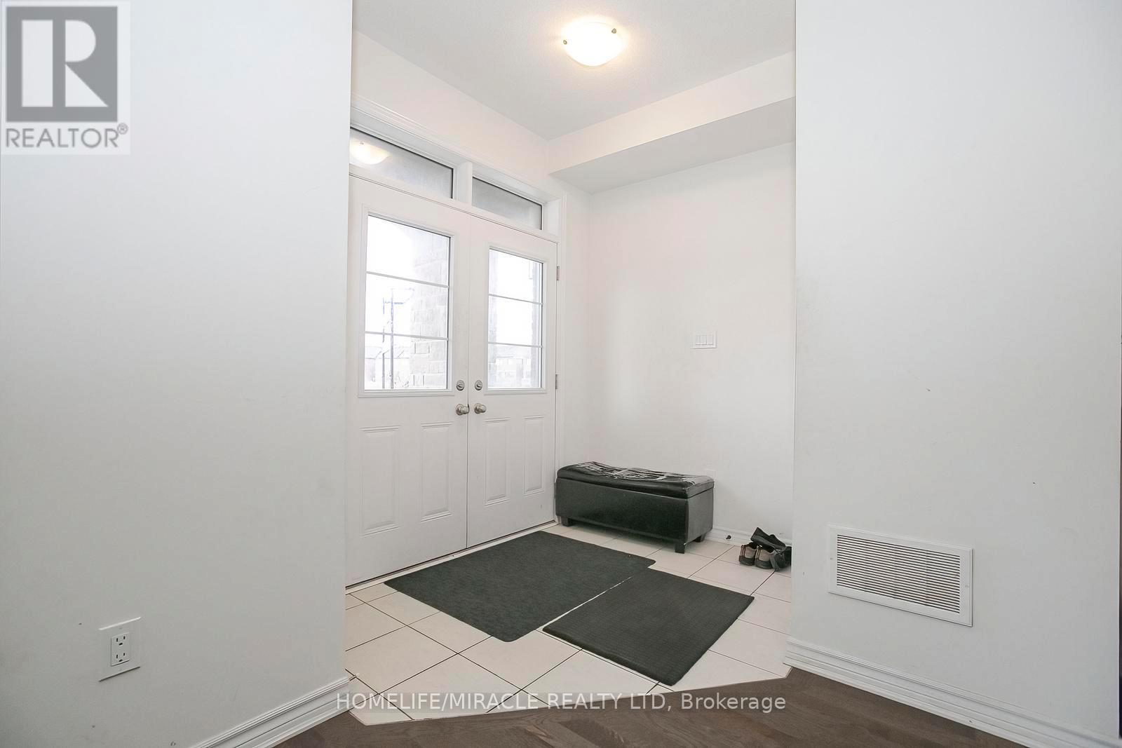 22 Madawaska Road, Caledon, Ontario  L7C 4J5 - Photo 4 - W12911388