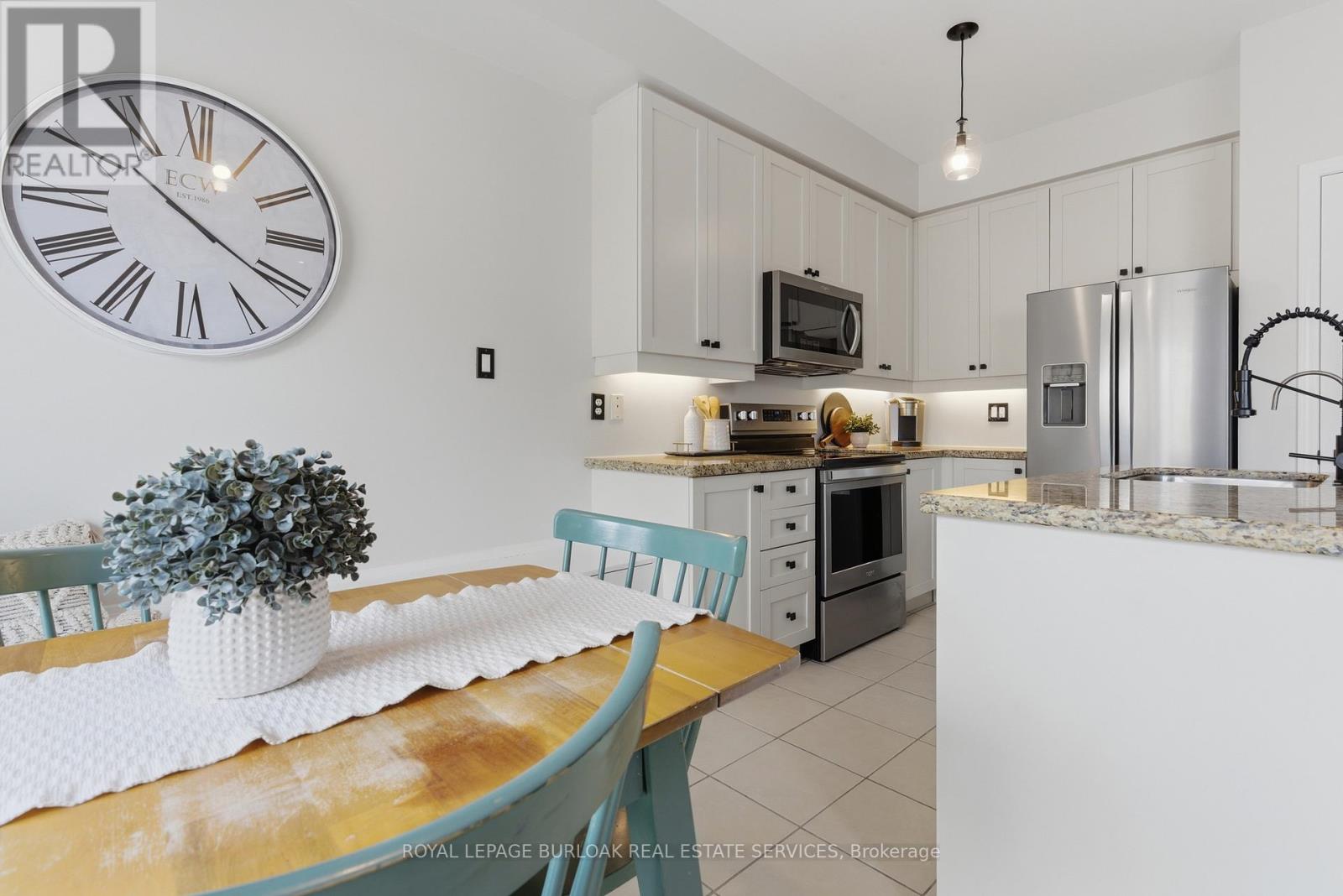 2267 Whistling Springs Crescent, Oakville, Ontario  L6M 5G5 - Photo 11 - W12911458