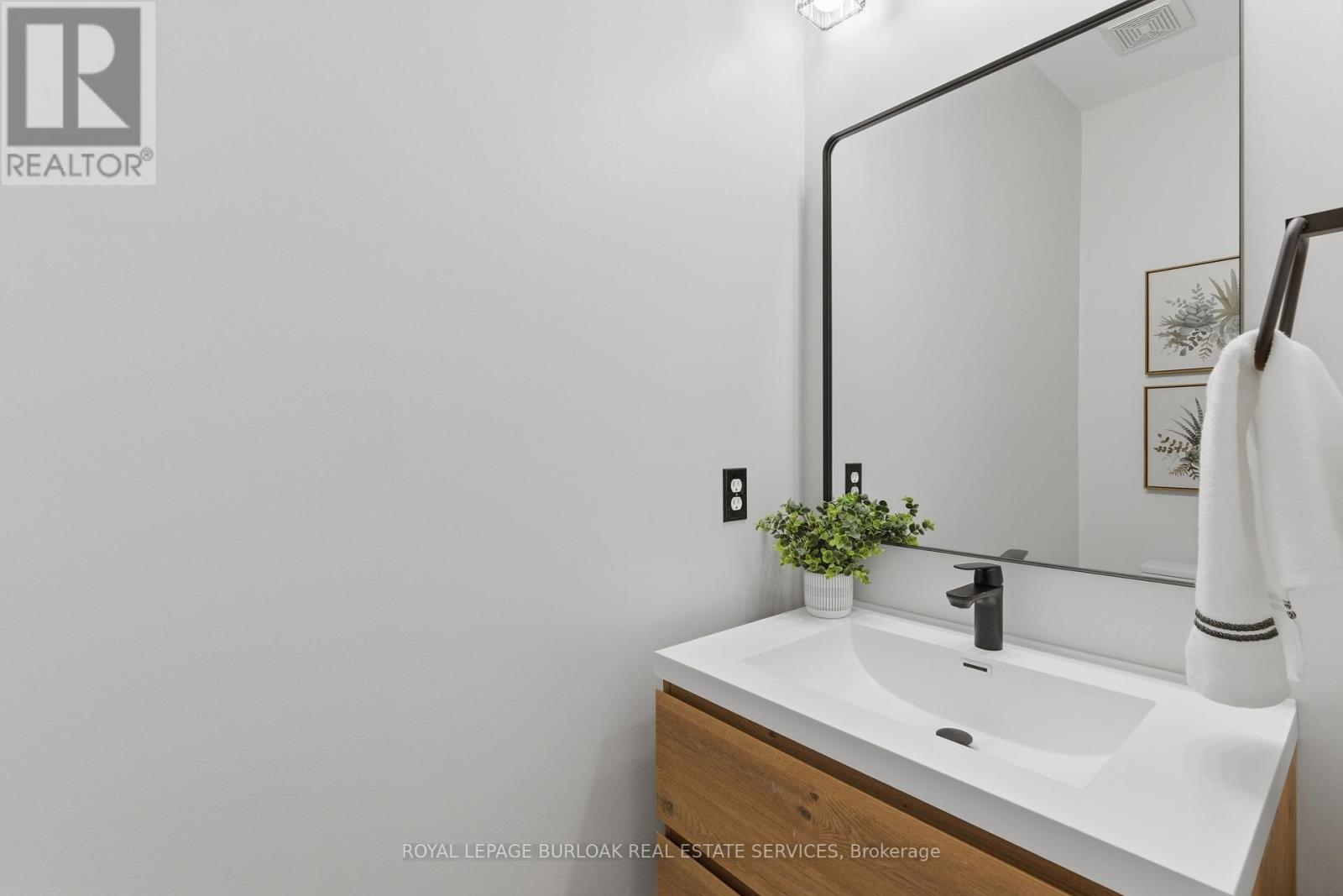 2267 Whistling Springs Crescent, Oakville, Ontario  L6M 5G5 - Photo 14 - W12911458