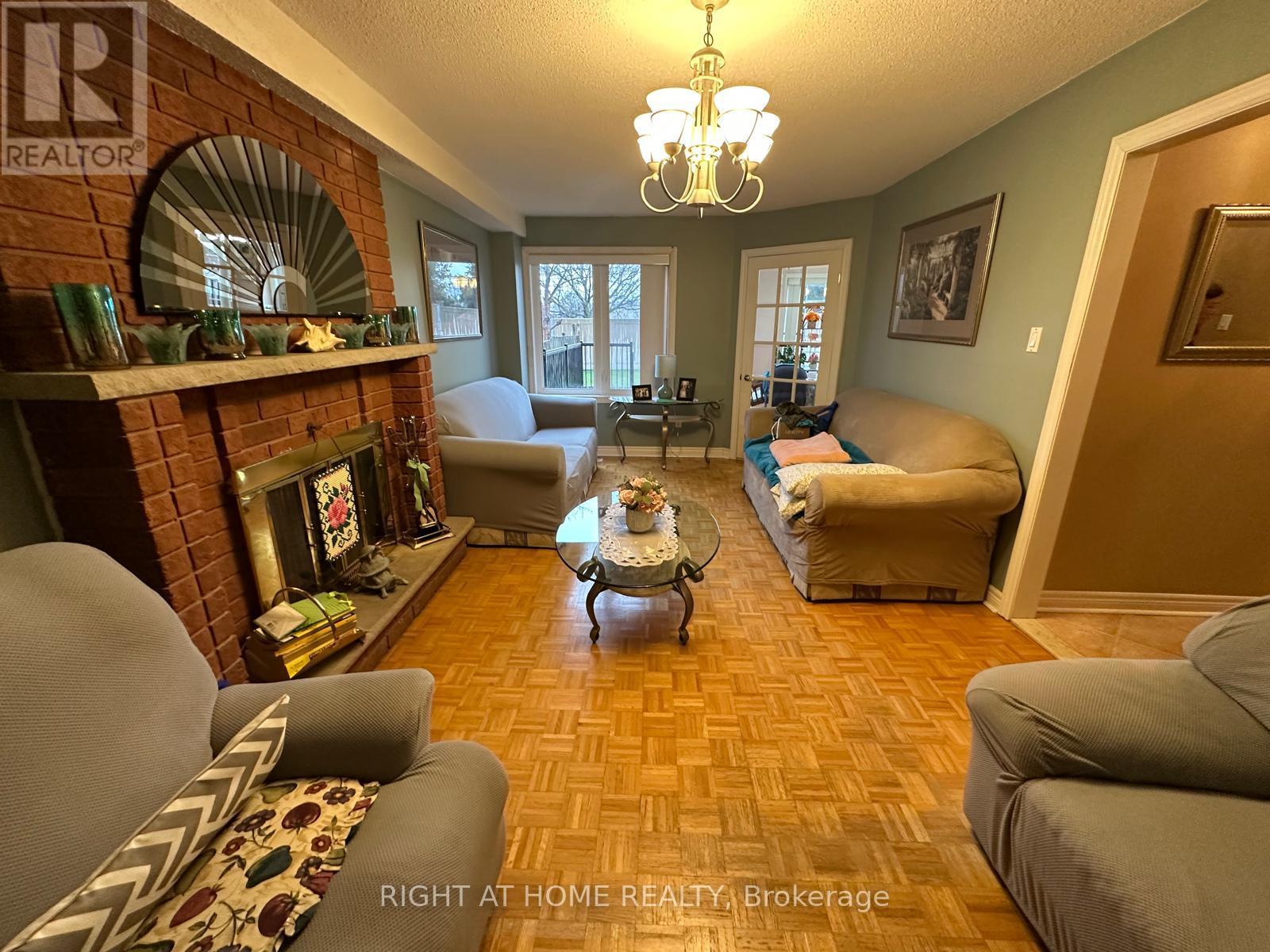 874 Wetherby Lane N, Mississauga, Ontario  L4W 4S9 - Photo 12 - W12911464