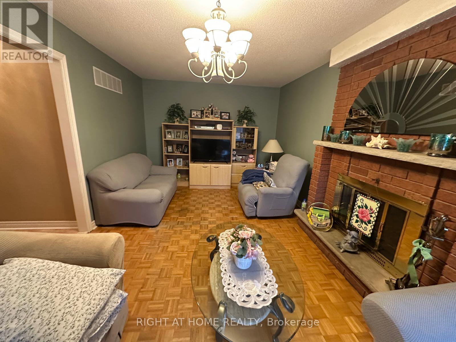 874 Wetherby Lane N, Mississauga, Ontario  L4W 4S9 - Photo 14 - W12911464