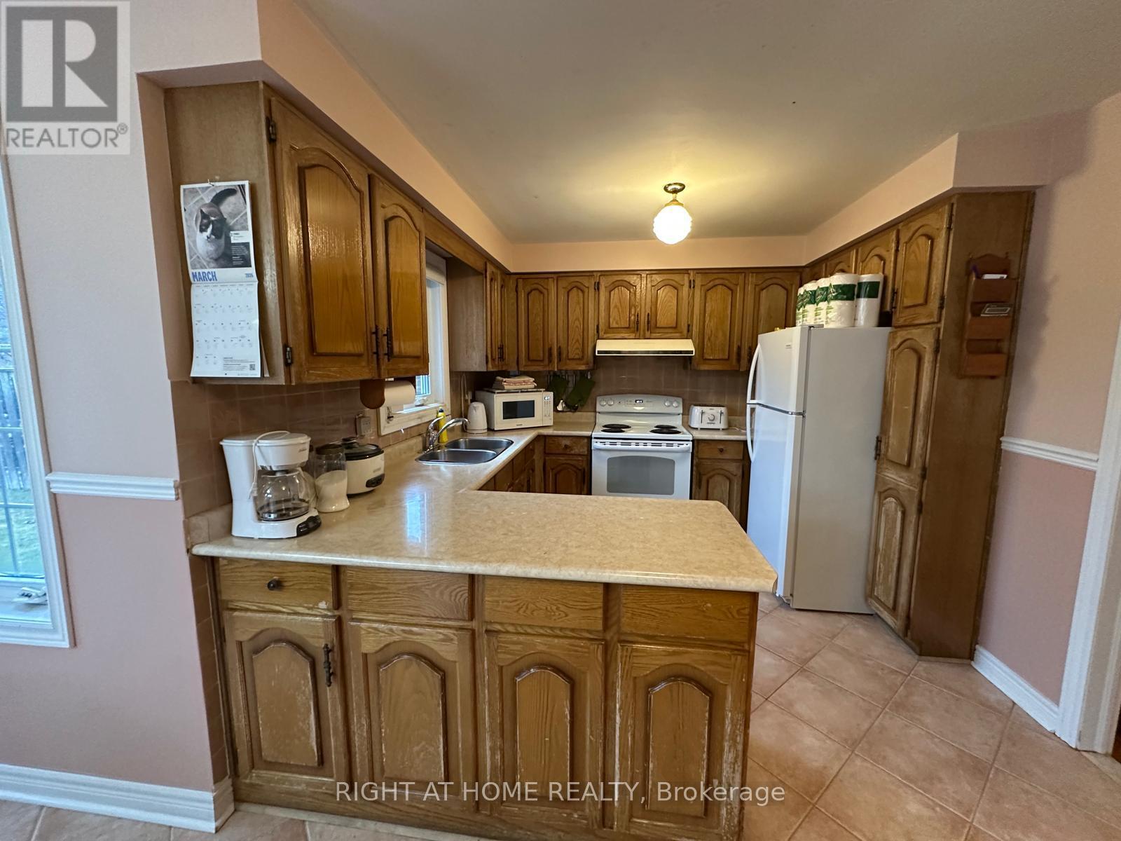 874 Wetherby Lane N, Mississauga, Ontario  L4W 4S9 - Photo 7 - W12911464