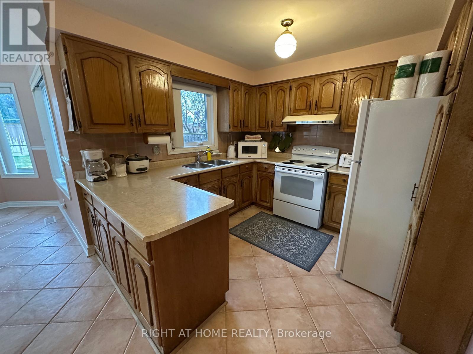 874 Wetherby Lane N, Mississauga, Ontario  L4W 4S9 - Photo 8 - W12911464