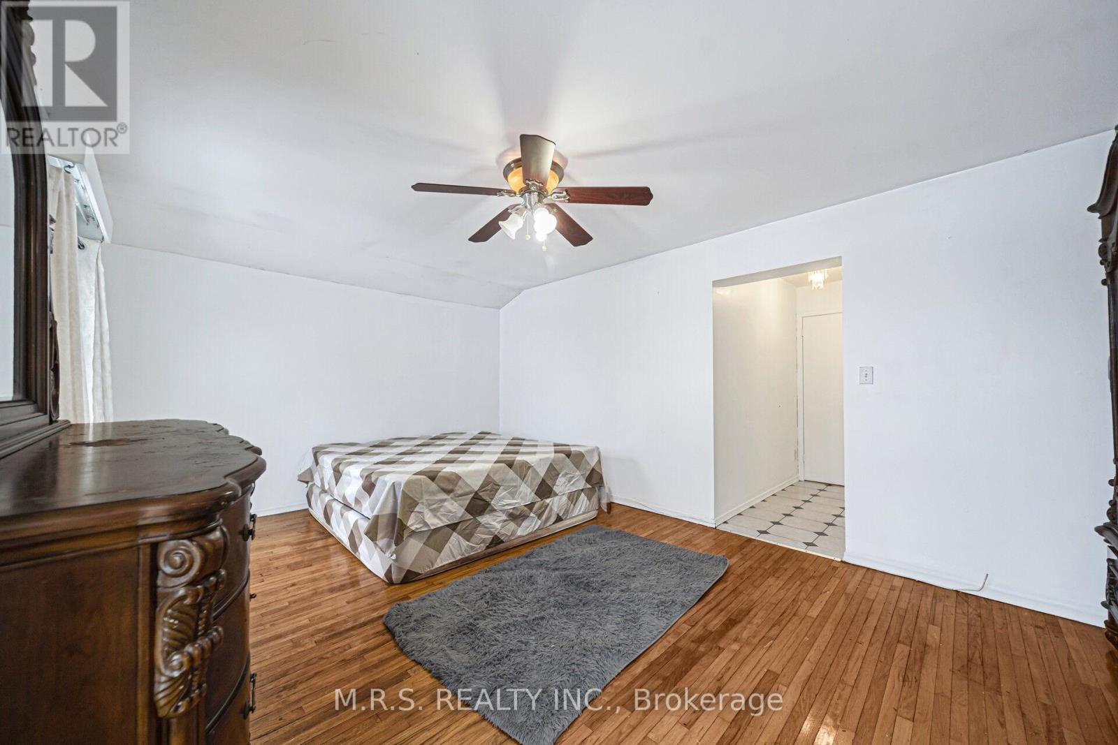 61 Bloomington Crescent, Toronto (Black Creek), Ontario  M3N 1R2 - Photo 15 - W12911486