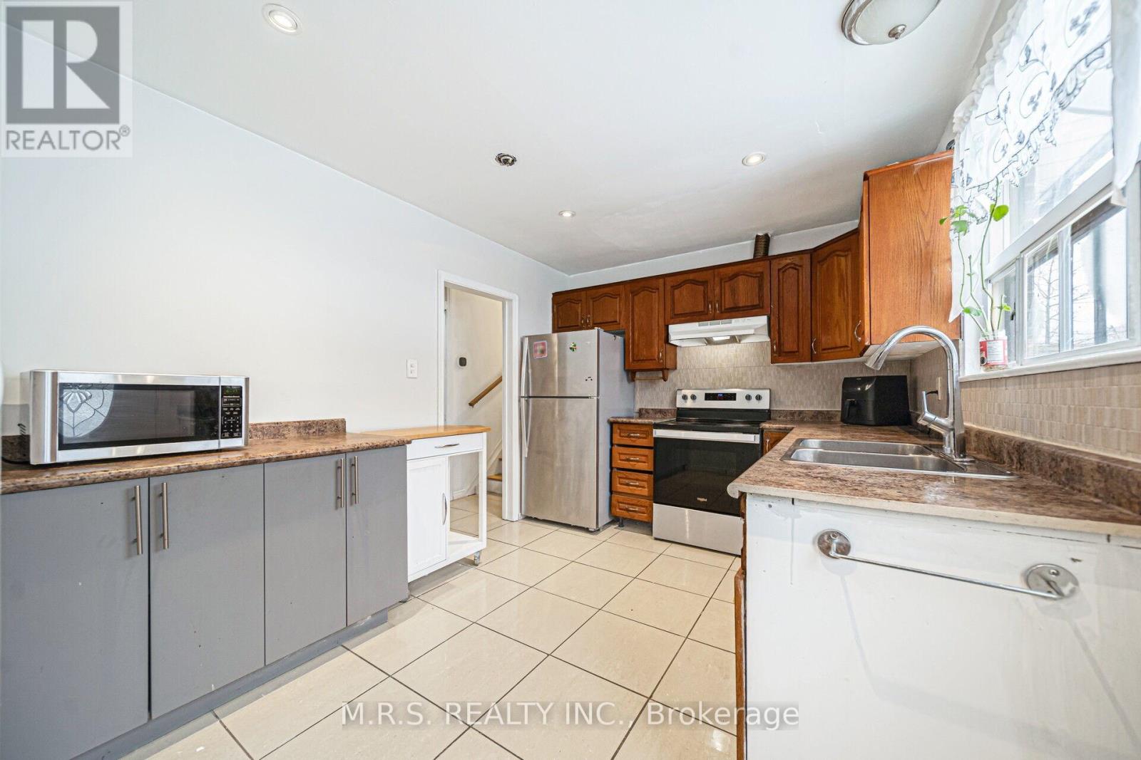 61 Bloomington Crescent, Toronto (Black Creek), Ontario  M3N 1R2 - Photo 18 - W12911486