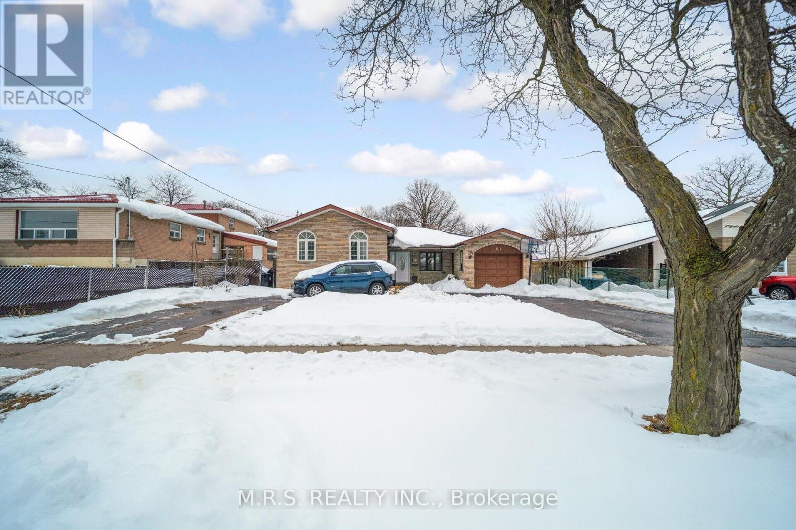 61 Bloomington Crescent, Toronto (Black Creek), Ontario  M3N 1R2 - Photo 3 - W12911486