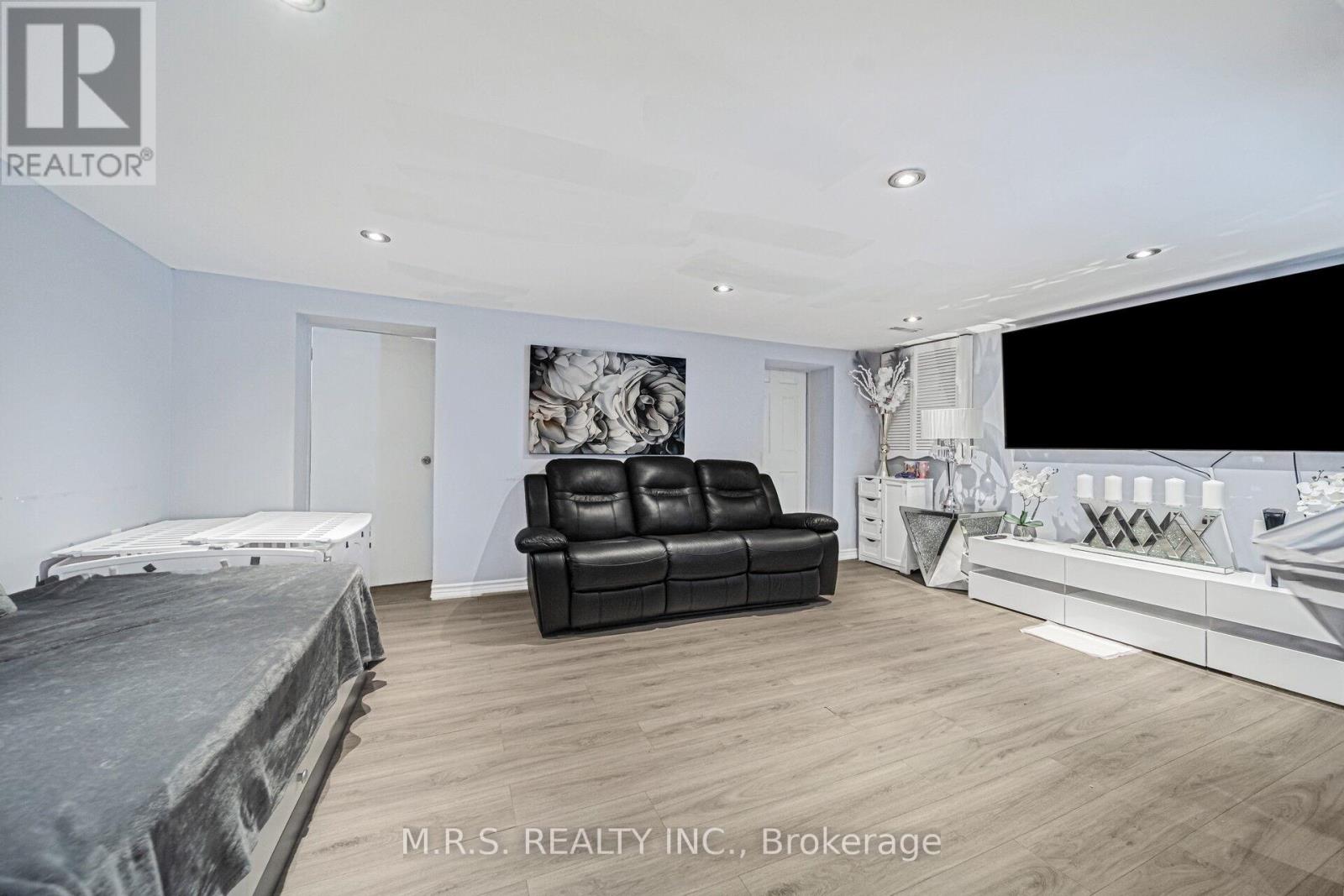 61 Bloomington Crescent, Toronto (Black Creek), Ontario  M3N 1R2 - Photo 30 - W12911486