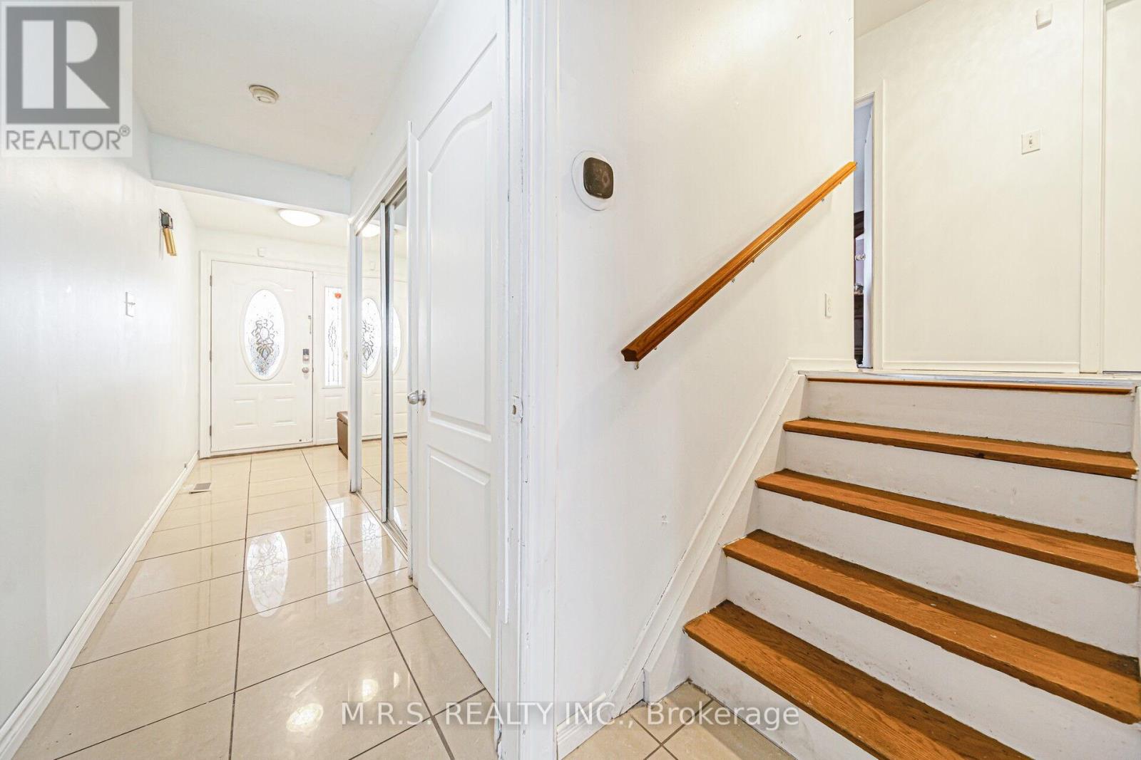 61 Bloomington Crescent, Toronto (Black Creek), Ontario  M3N 1R2 - Photo 5 - W12911486