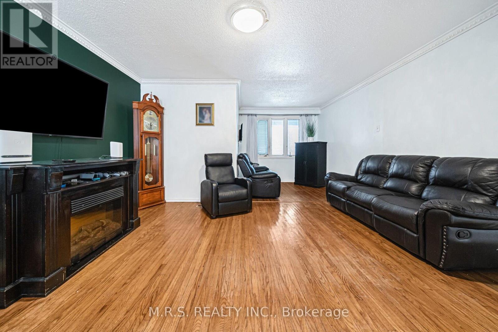 61 Bloomington Crescent, Toronto (Black Creek), Ontario  M3N 1R2 - Photo 7 - W12911486