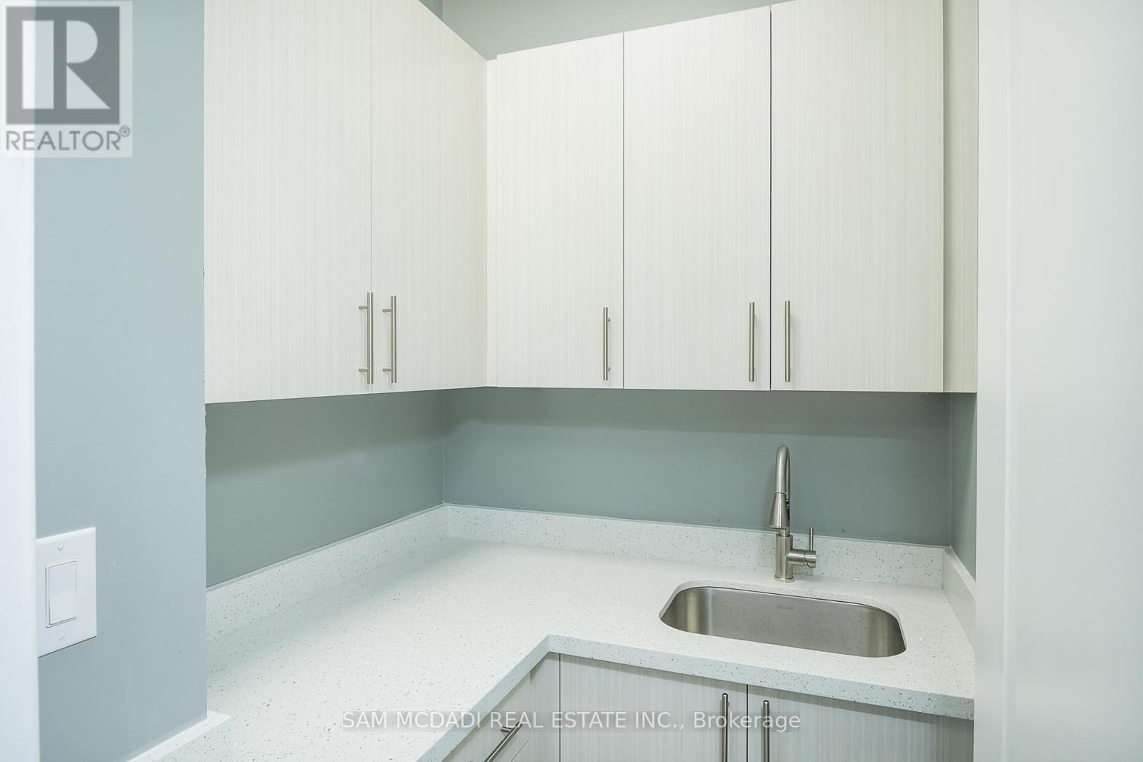 204 - 3465 Platinum Drive, Mississauga, Ontario  L5M 2S1 - Photo 5 - W12911578