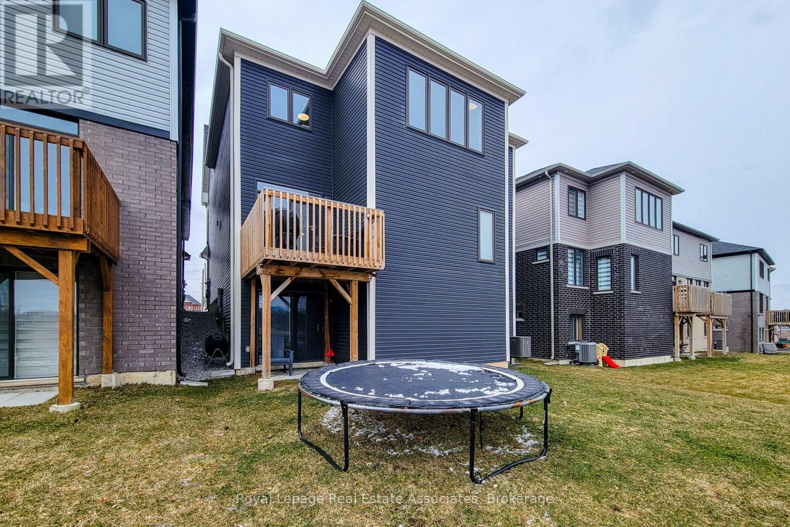 10 Castro Lane, Haldimand, Ontario  N3W 0G9 - Photo 4 - X12911566