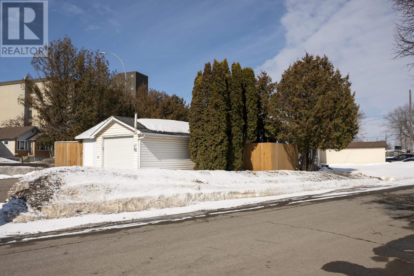 916 Simpson St, Thunder Bay, Ontario  P7C 3K6 - Photo 5 - TB2600504