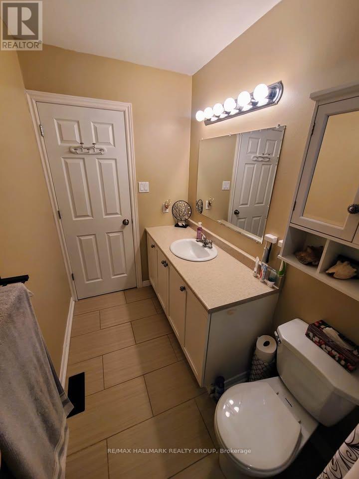 119 Teal Crescent, Ottawa, Ontario  K1E 2C1 - Photo 12 - X12909342