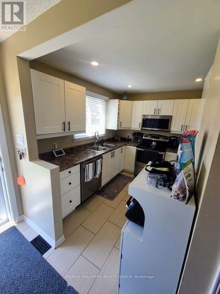 119 Teal Crescent, Ottawa, Ontario  K1E 2C1 - Photo 6 - X12909342