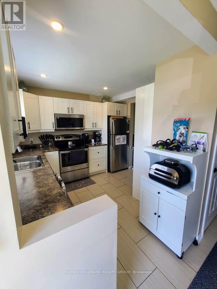 119 Teal Crescent, Ottawa, Ontario  K1E 2C1 - Photo 5 - X12909342