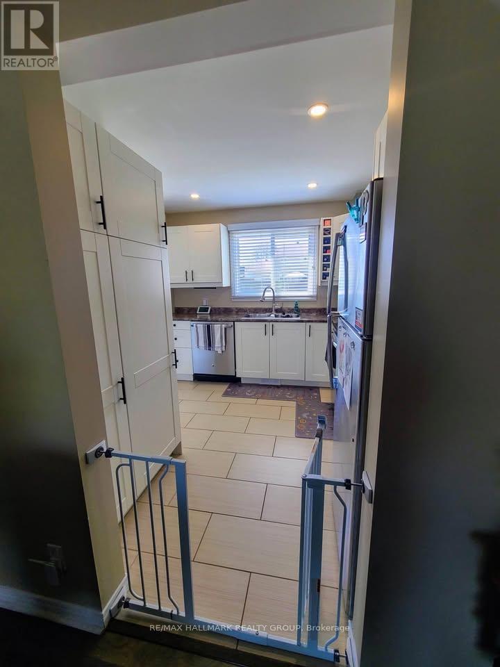 119 Teal Crescent, Ottawa, Ontario  K1E 2C1 - Photo 4 - X12909342