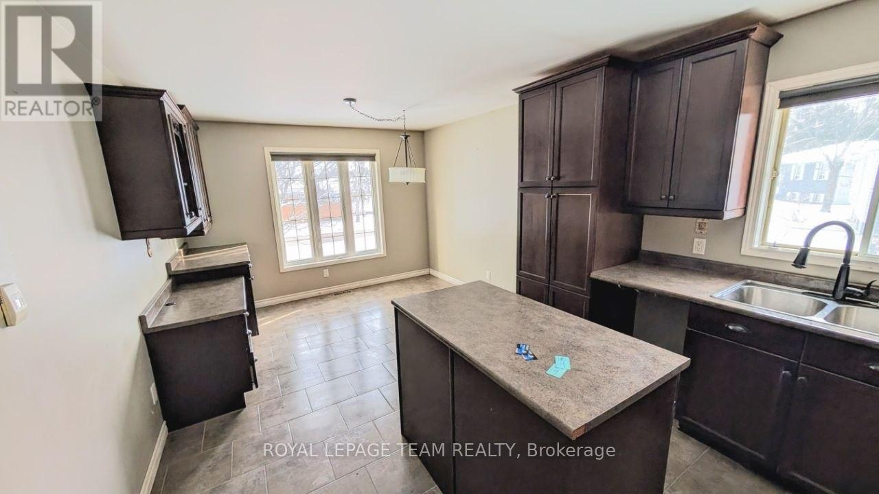 22 Ravenwood Crescent, Petawawa, Ontario  K8H 3M9 - Photo 16 - X12911636