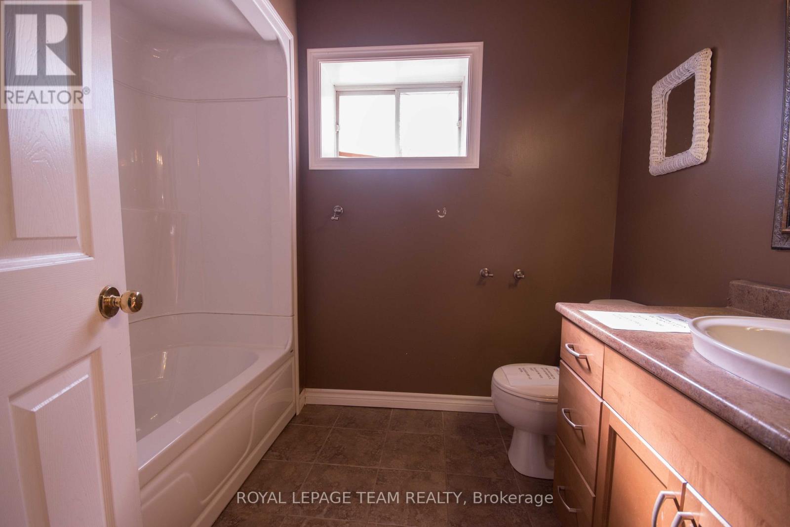 22 Ravenwood Crescent, Petawawa, Ontario  K8H 3M9 - Photo 17 - X12911636