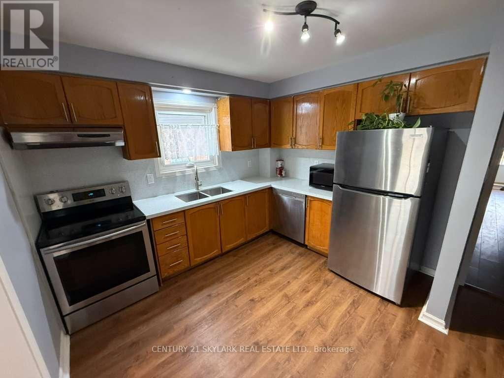 73 Chipmunk Crescent, Brampton, Ontario  L6R 1B4 - Photo 4 - W12909364