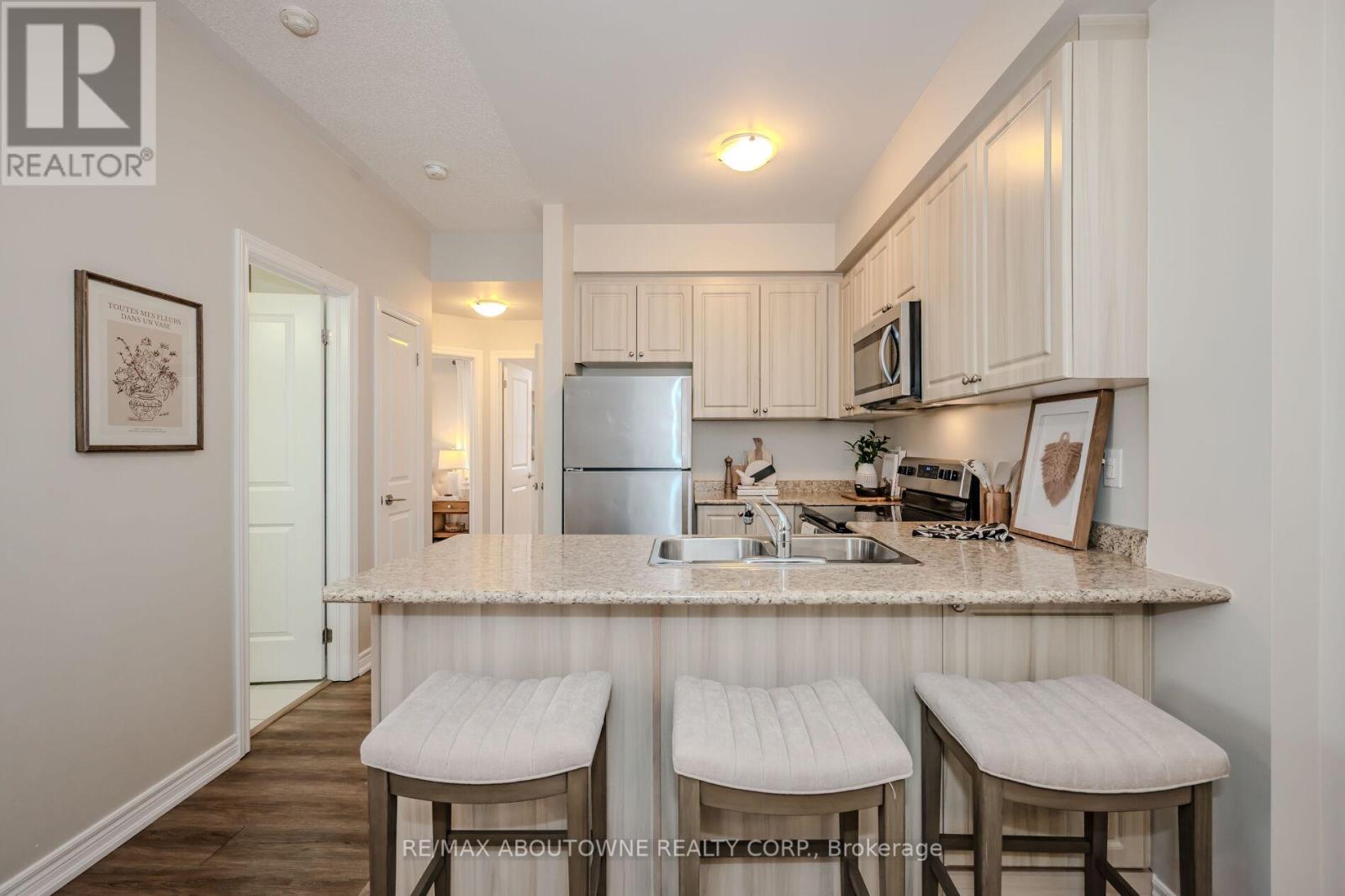 312 - 269 Georgian Drive, Oakville, Ontario  L6H 0L1 - Photo 11 - W12911662