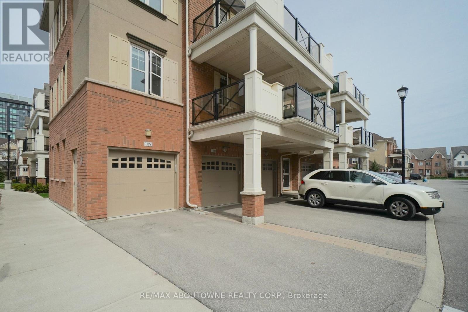 312 - 269 Georgian Drive, Oakville, Ontario  L6H 0L1 - Photo 2 - W12911662
