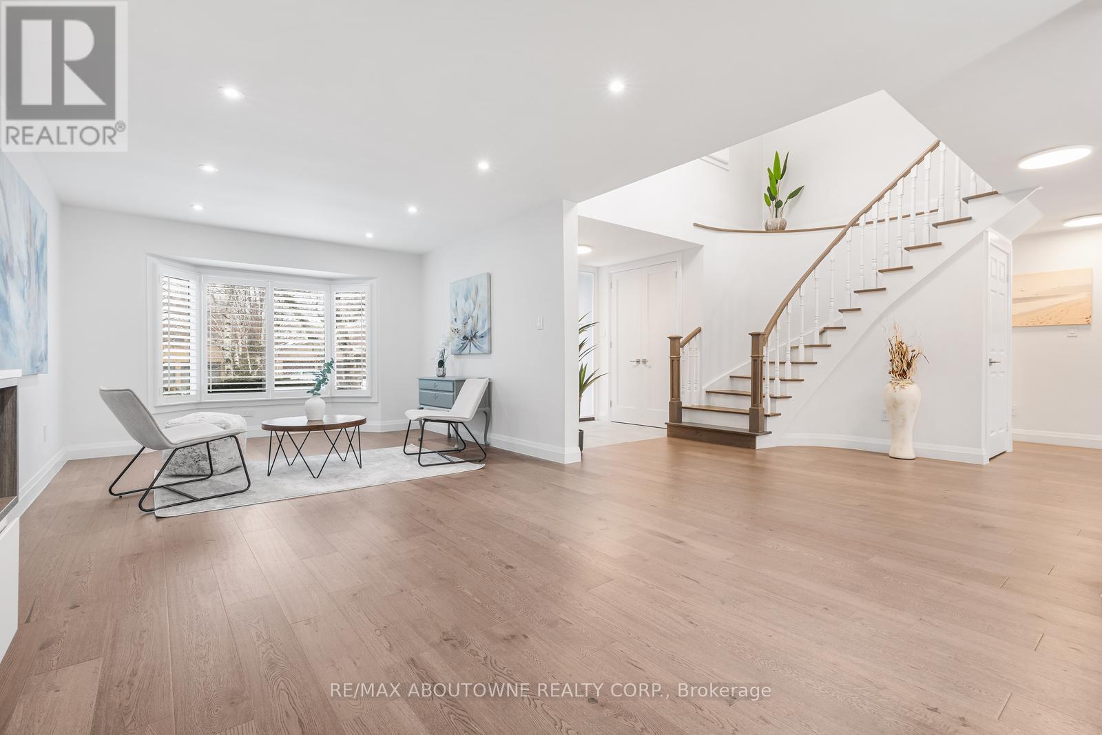 1324 Birchcliff Drive, Oakville, Ontario  L6M 2A4 - Photo 7 - W12911690