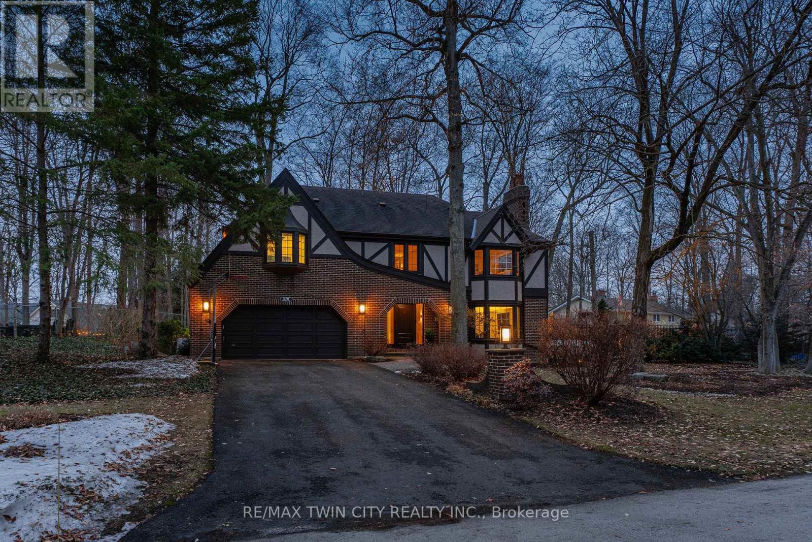 370 Green Acres Drive, Waterloo, Ontario  N2K 1Z1 - Photo 3 - X12911676