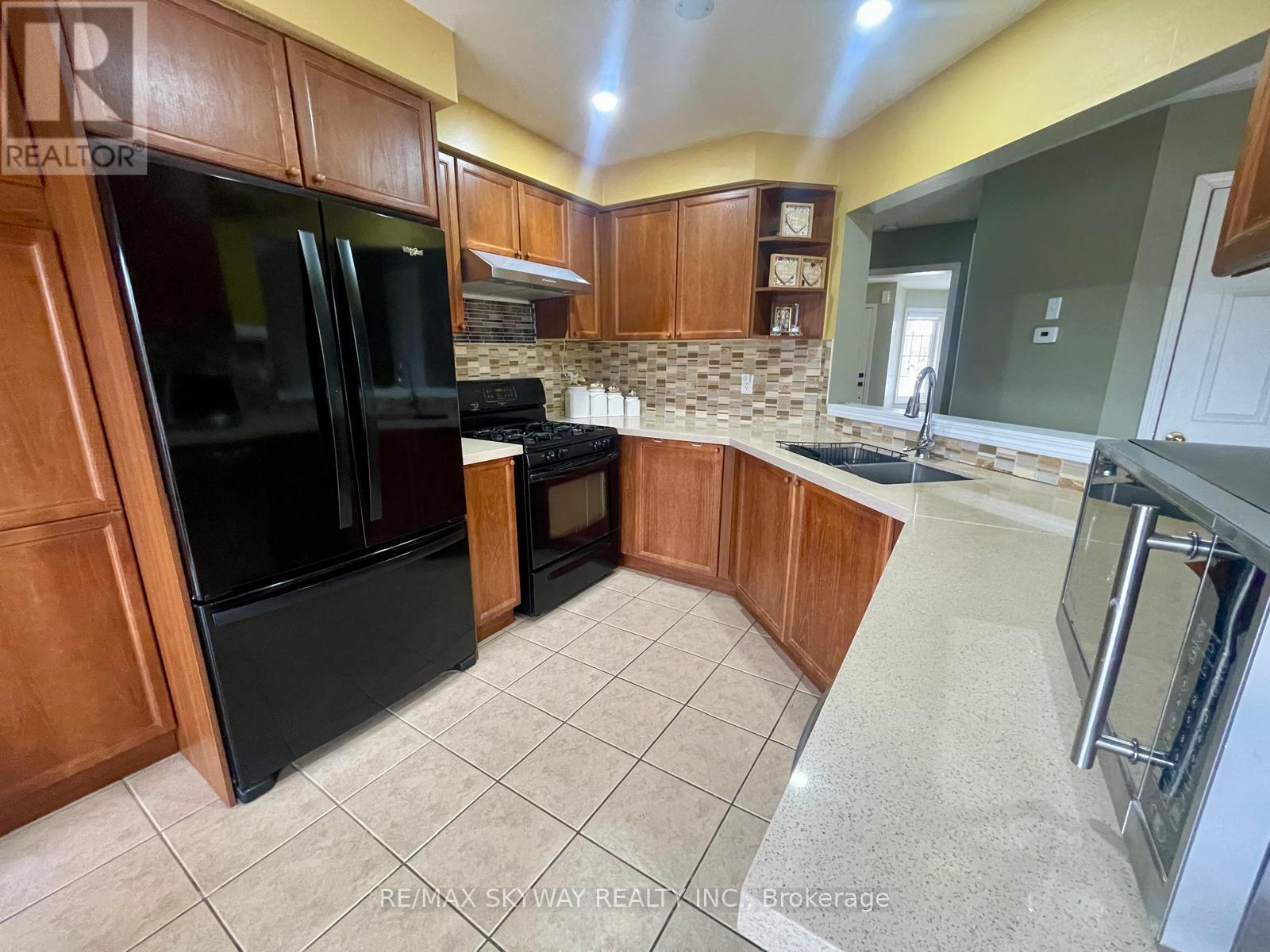 90 Sweetwood Circle, Brampton, Ontario  L7A 2S1 - Photo 4 - W12910862