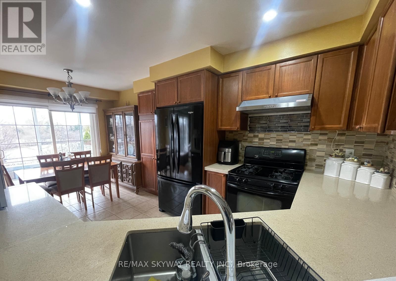 90 Sweetwood Circle, Brampton, Ontario  L7A 2S1 - Photo 5 - W12910862