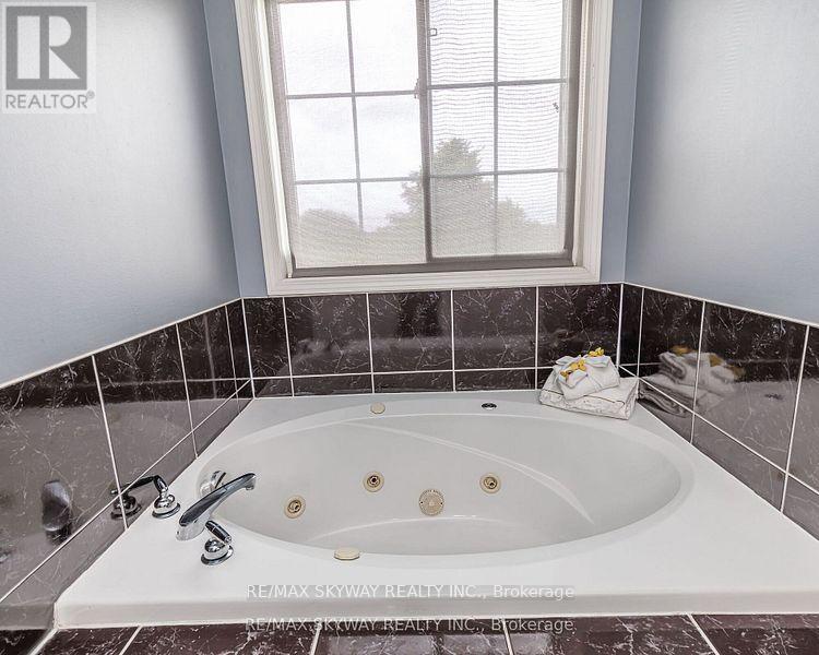 90 Sweetwood Circle, Brampton, Ontario  L7A 2S1 - Photo 13 - W12910862