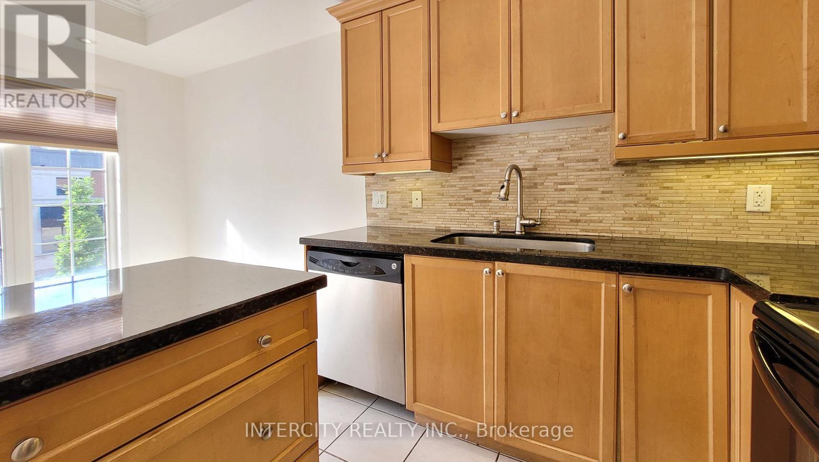 86 Lakeshore Road W, Oakville, Ontario  L6K 3A2 - Photo 19 - W12911658