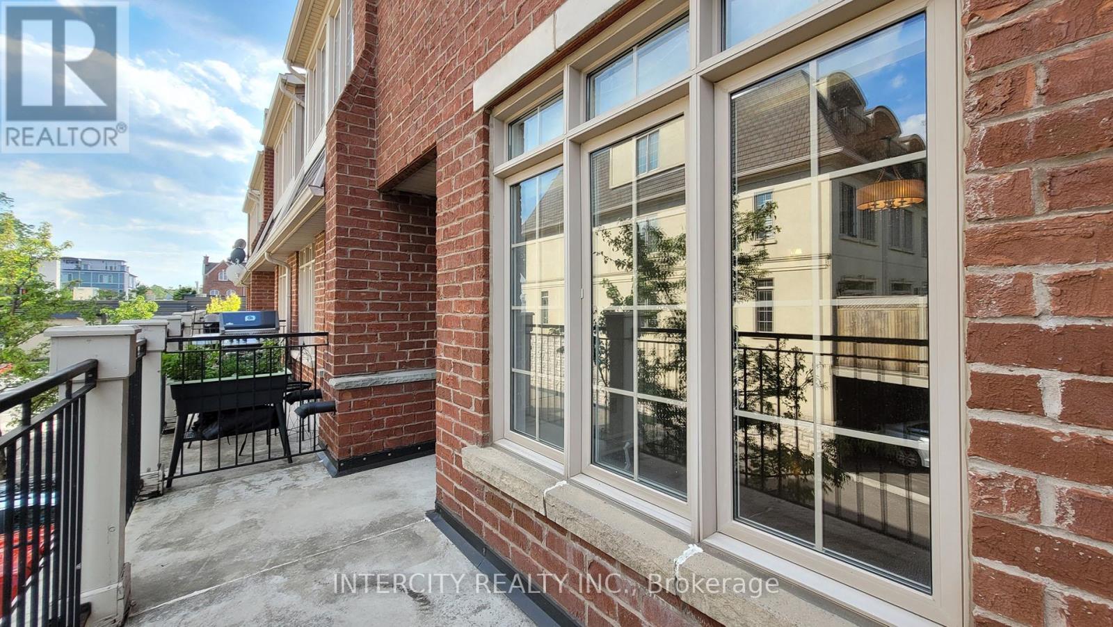 86 Lakeshore Road W, Oakville, Ontario  L6K 3A2 - Photo 6 - W12911658