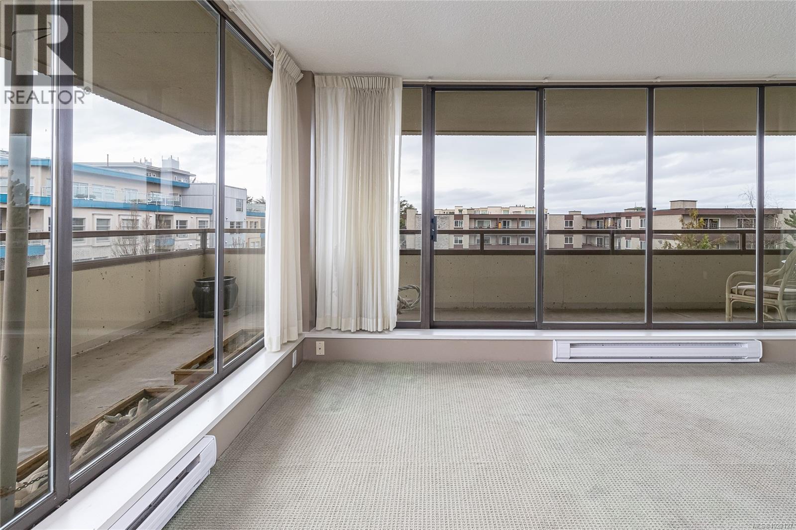 301 9805 Second St, Sidney, British Columbia  V8L 4T9 - Photo 6 - 1029127