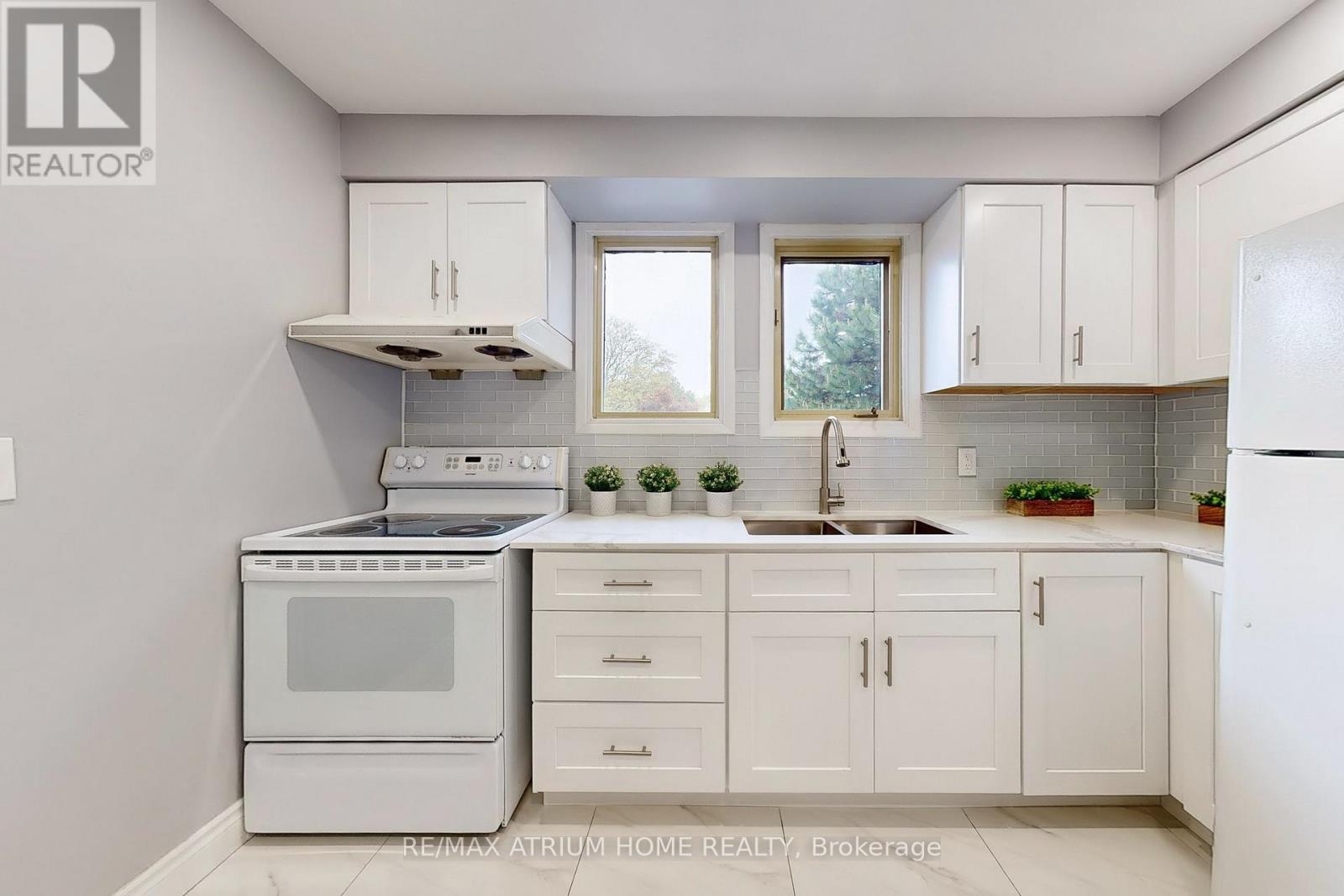 10 Townsend Road, Toronto, Ontario  M2H 2T2 - Photo 5 - C12911754