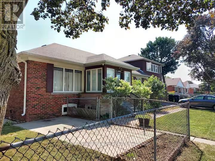 2 WARINGSTOWN DRIVE, Toronto, Ontario