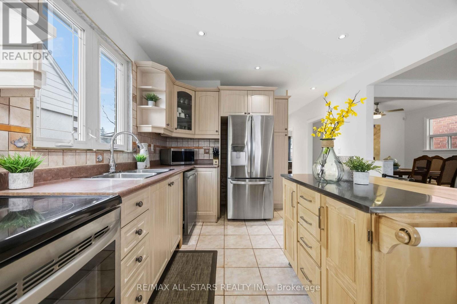 28 Hubert Avenue, Toronto, Ontario  M1K 1Z8 - Photo 6 - E12911926