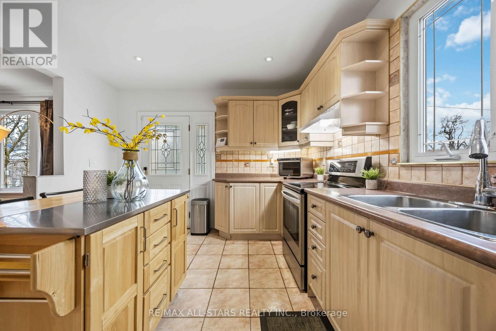 28 Hubert Avenue, Toronto, Ontario  M1K 1Z8 - Photo 7 - E12911926