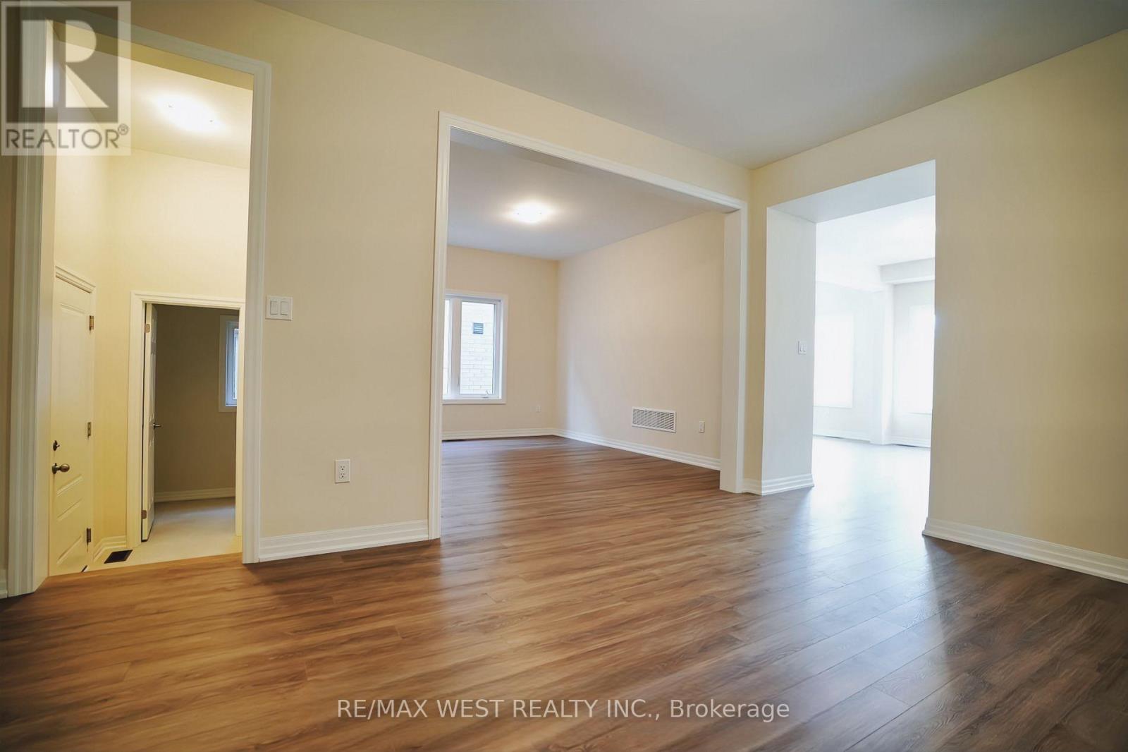 7 Stennett Drive, Georgina, Ontario  L4P 0J4 - Photo 8 - N12911782