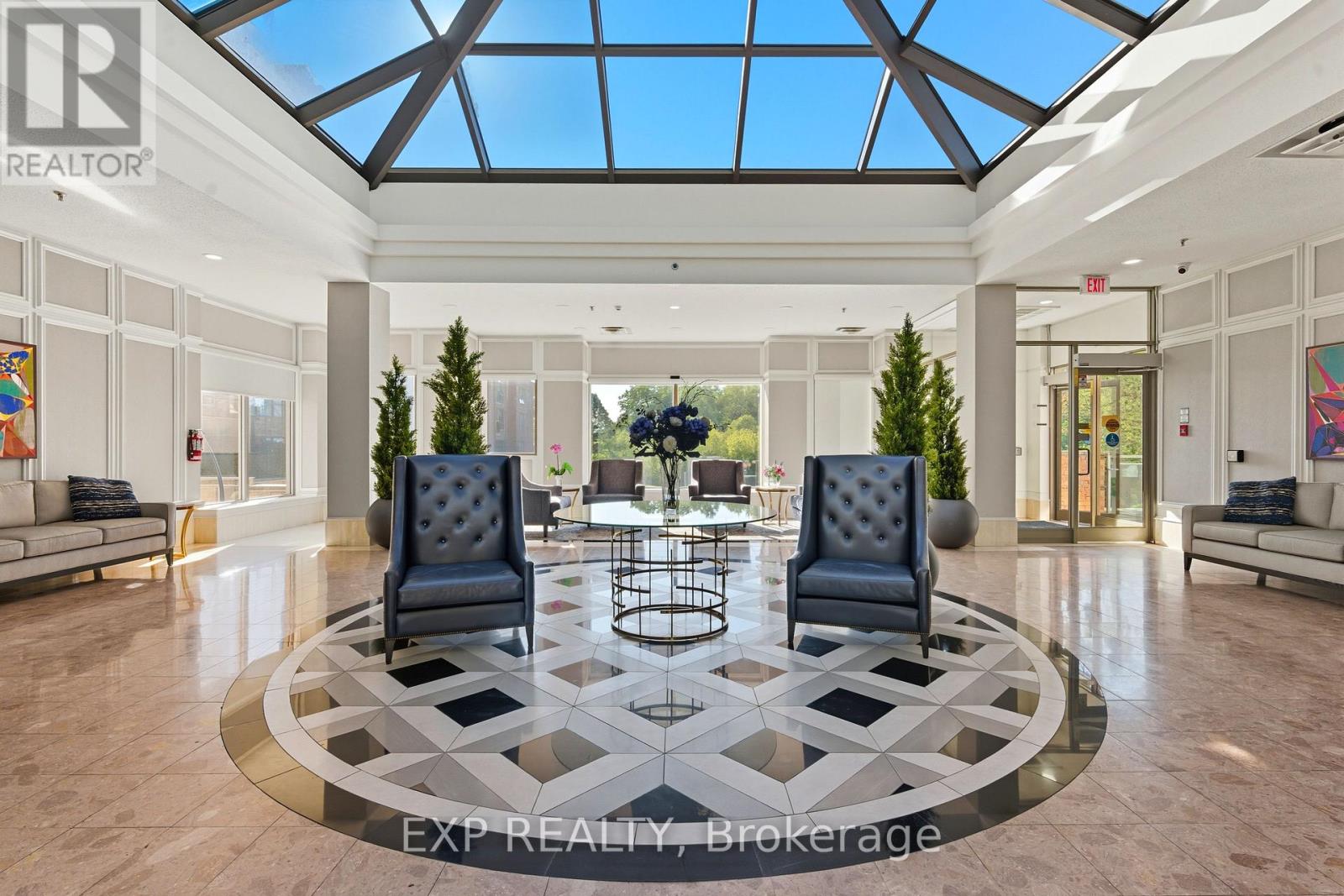 111 - 14924 Yonge Street, Aurora, Ontario  L4G 6H7 - Photo 2 - N12911900