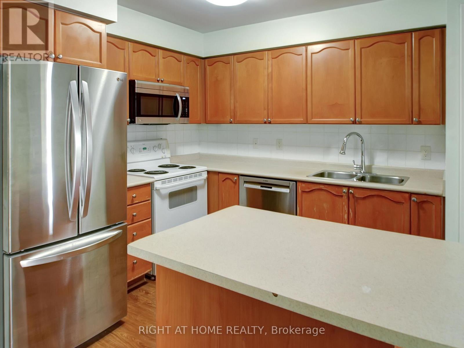 1913 - 3880 Duke Of York Boulevard, Mississauga, Ontario  L5B 4M7 - Photo 2 - W12911772