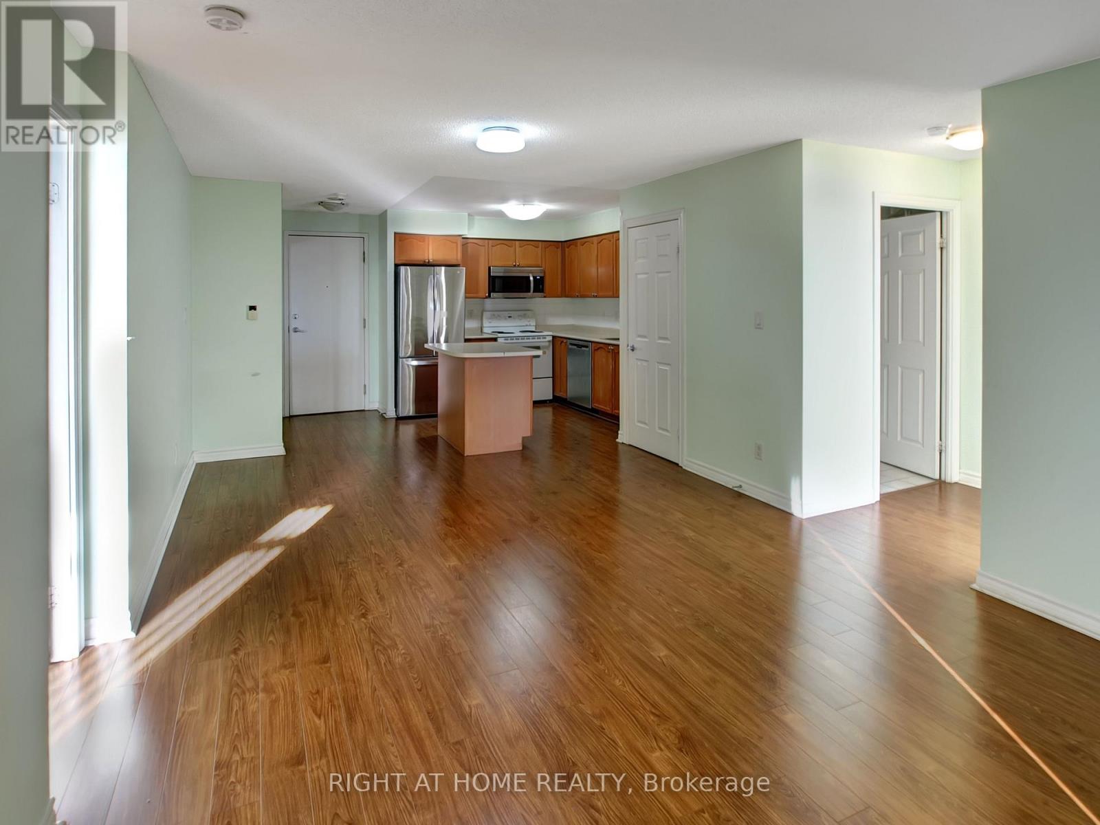 1913 - 3880 Duke Of York Boulevard, Mississauga, Ontario  L5B 4M7 - Photo 3 - W12911772