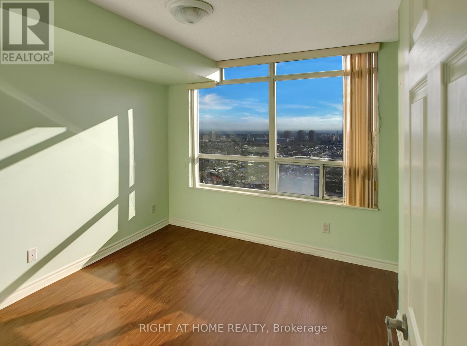 1913 - 3880 Duke Of York Boulevard, Mississauga, Ontario  L5B 4M7 - Photo 7 - W12911772