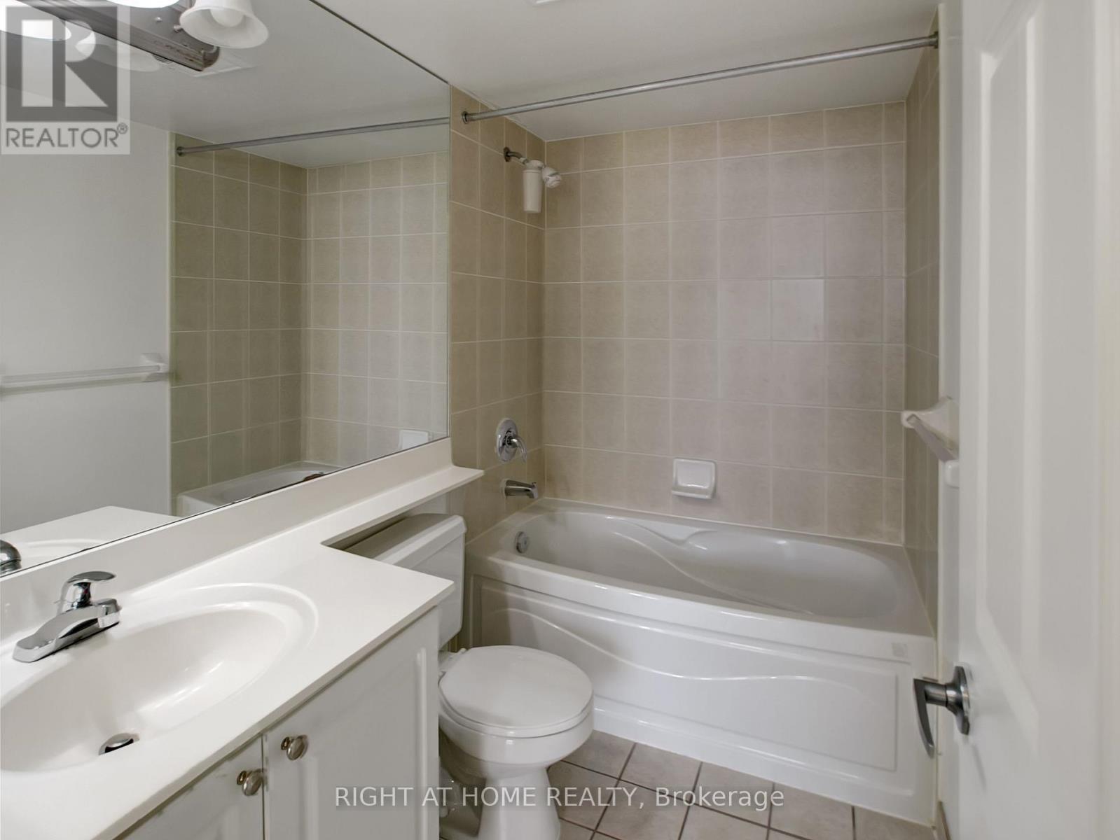 1913 - 3880 Duke Of York Boulevard, Mississauga, Ontario  L5B 4M7 - Photo 8 - W12911772