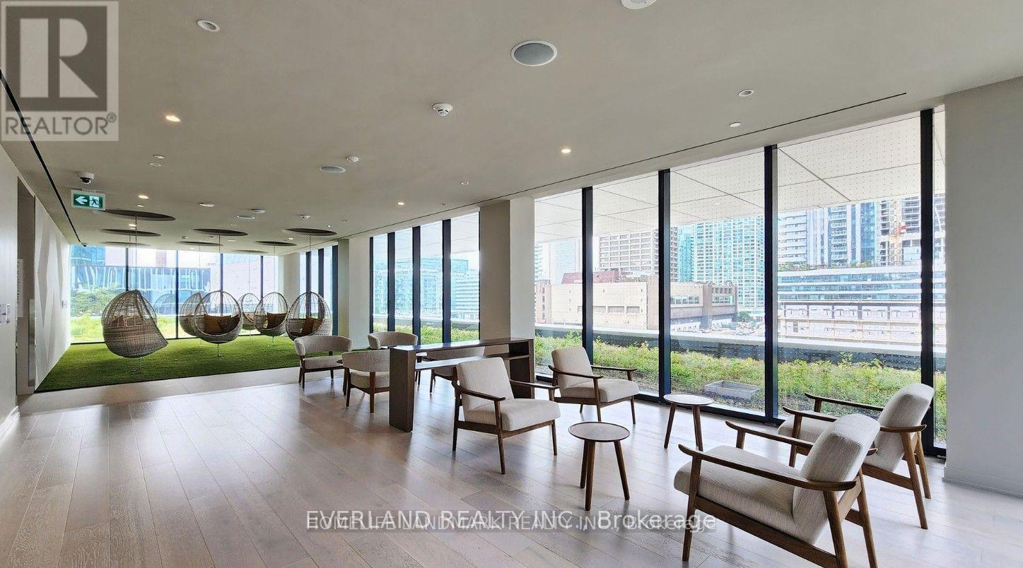 1108 - 138 Downes Street, Toronto (Lambton Baby Point), Ontario  M5E 0E4 - Photo 4 - W12911854