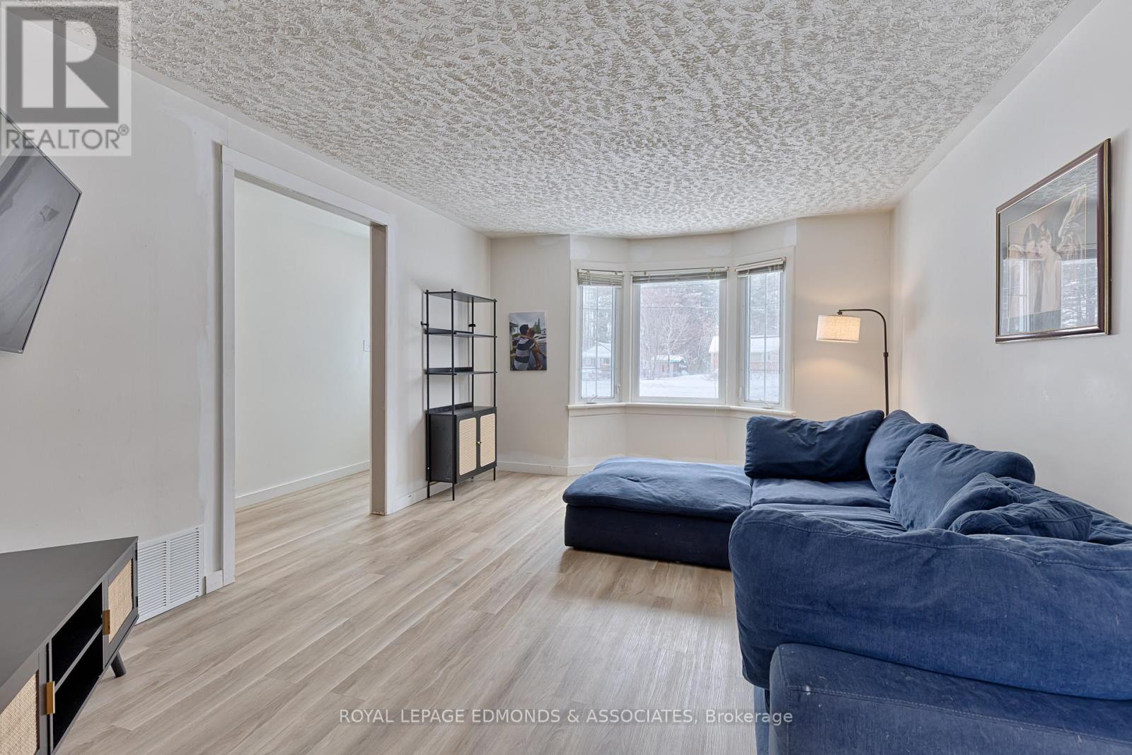 13 Plant Road, Laurentian Hills, Ontario  K0J 1J0 - Photo 2 - X12912010