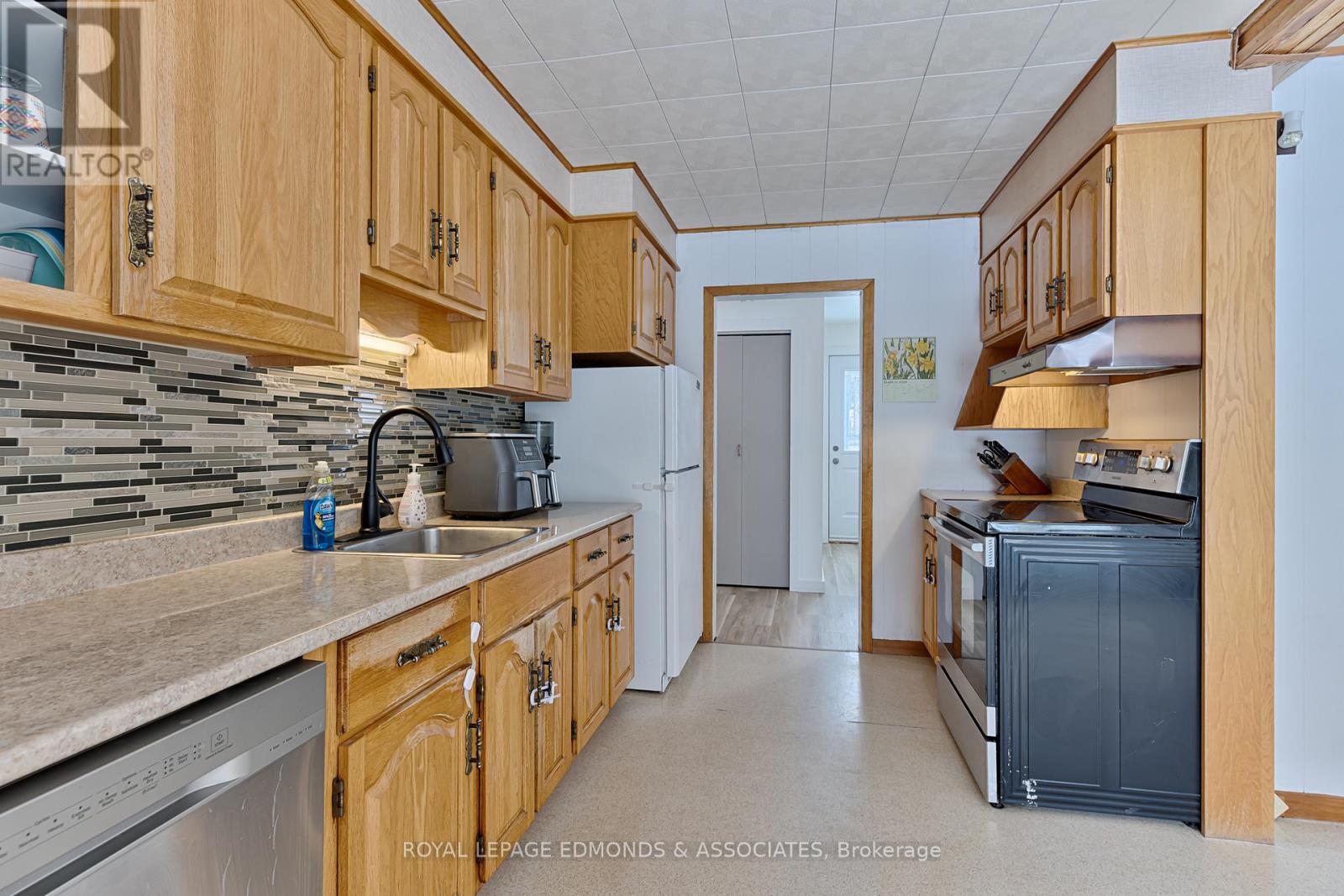 13 Plant Road, Laurentian Hills, Ontario  K0J 1J0 - Photo 3 - X12912010