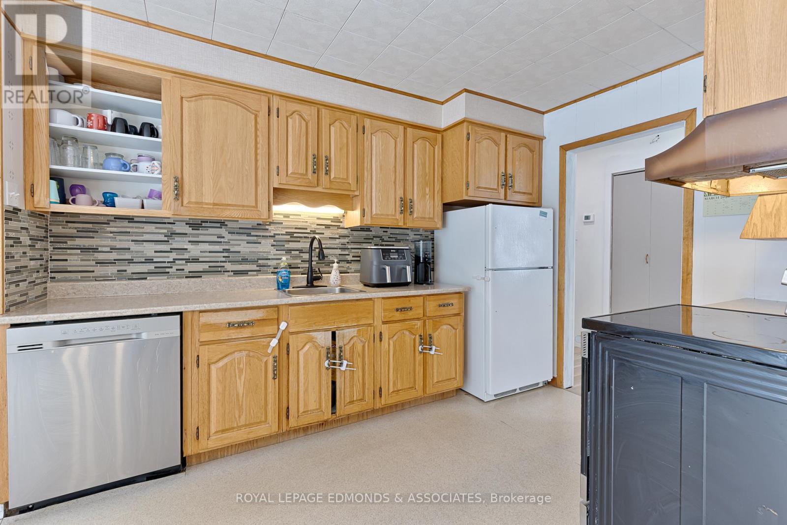 13 Plant Road, Laurentian Hills, Ontario  K0J 1J0 - Photo 4 - X12912010