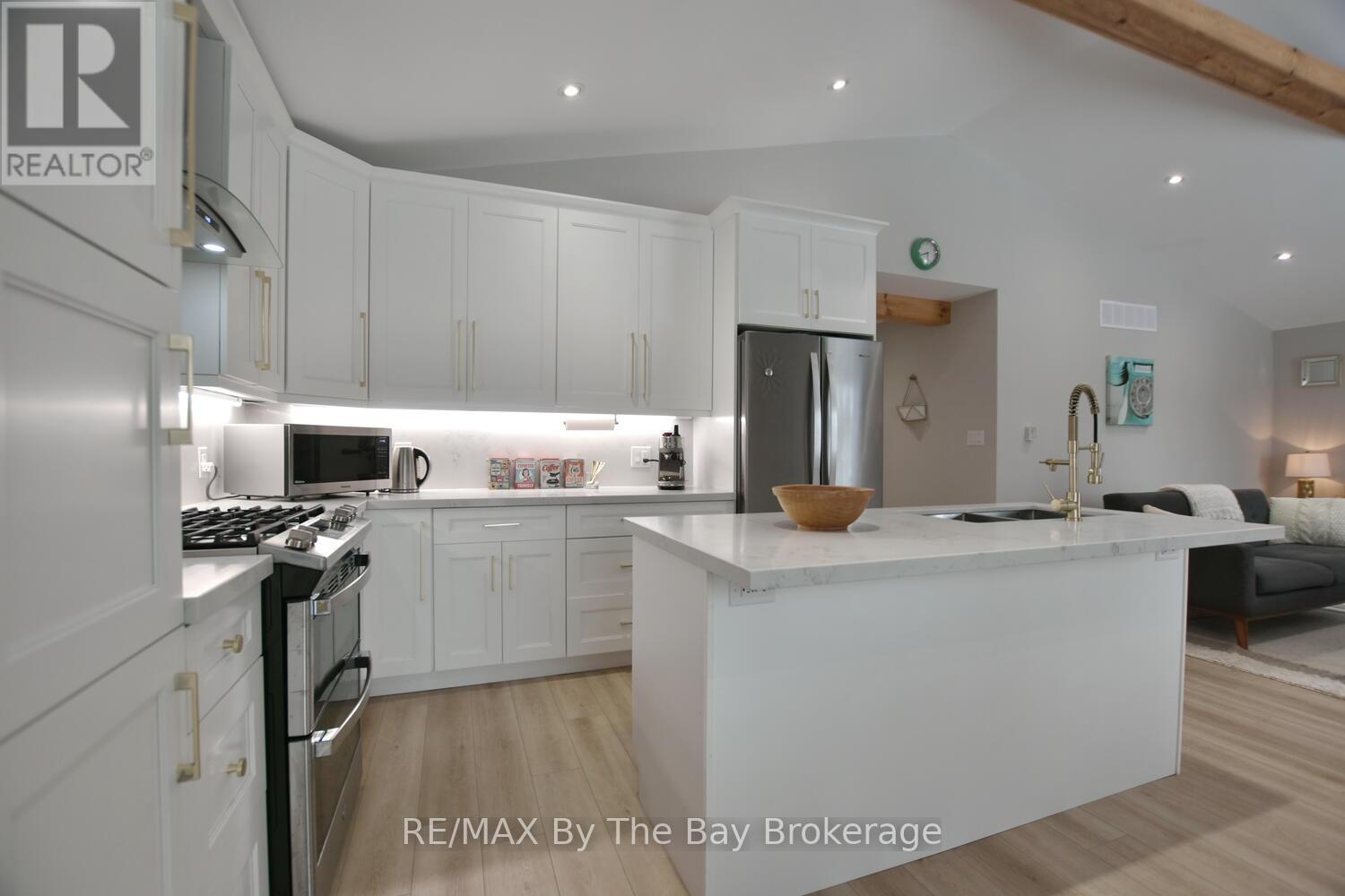 16 Caribbean Drive, Wasaga Beach, Ontario  L9Z 2W3 - Photo 19 - S12911916