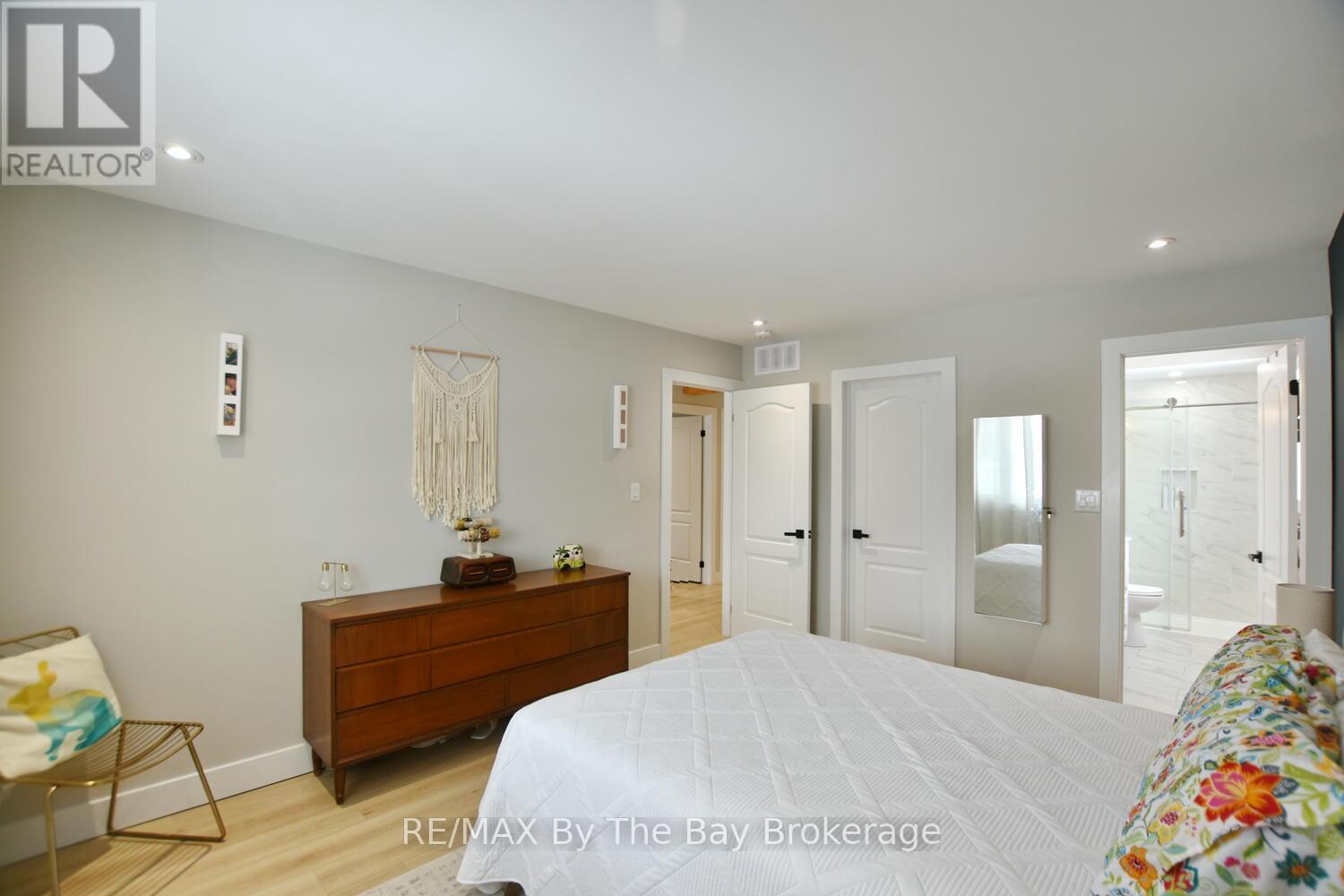 16 Caribbean Drive, Wasaga Beach, Ontario  L9Z 2W3 - Photo 8 - S12911916