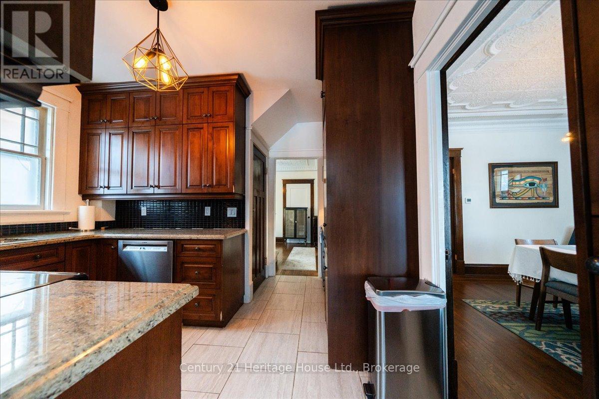 184 Weber Street E, Kitchener, Ontario  N2H 1E4 - Photo 3 - X12912030